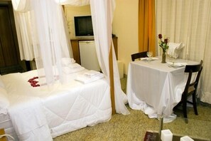 Minibar, caja de seguridad en la habitación y cortinas blackout 