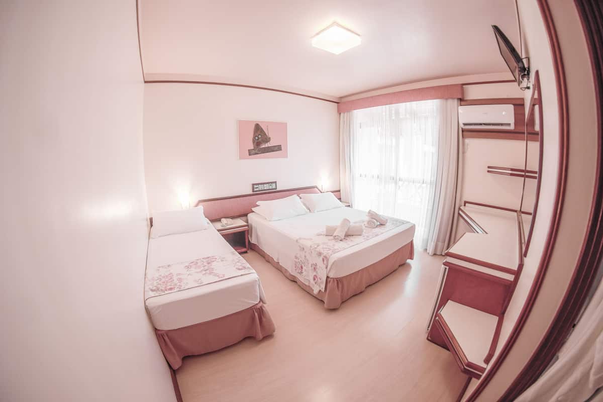 Quarto triplo luxo | 1 quarto, frigobar, escrivaninha, cortinas blackout