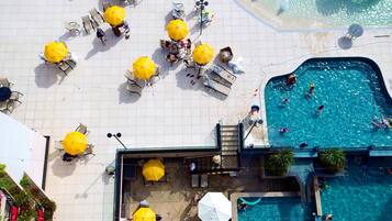 6 piscinas internas, 3 piscinas externas