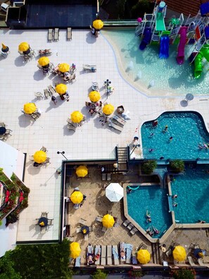 6 piscinas cubiertas, 3 piscinas al aire libre