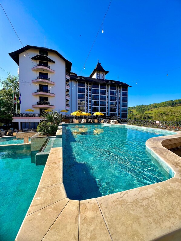 6 piscines couvertes, 3 piscines extérieures