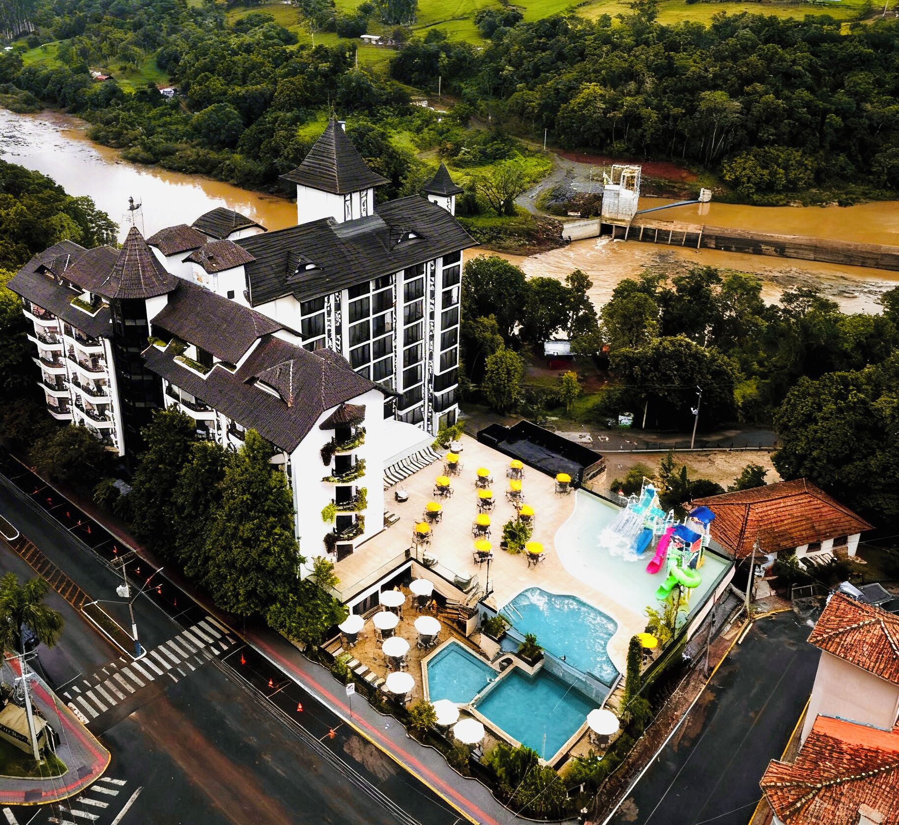 Vista frontal de la propiedad