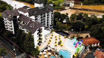 Vista frontal de la propiedad