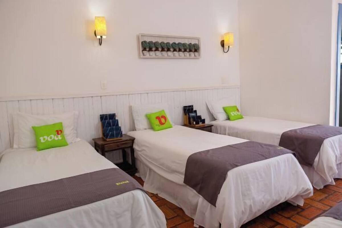 Frigobar, cofres nos quartos, escrivaninha, Wi-Fi de cortesia