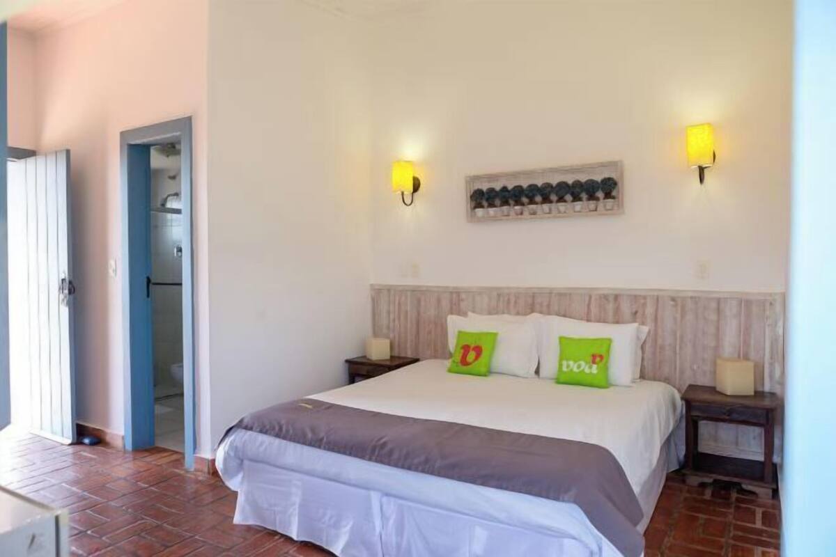 Frigobar, cofres nos quartos, escrivaninha, Wi-Fi de cortesia