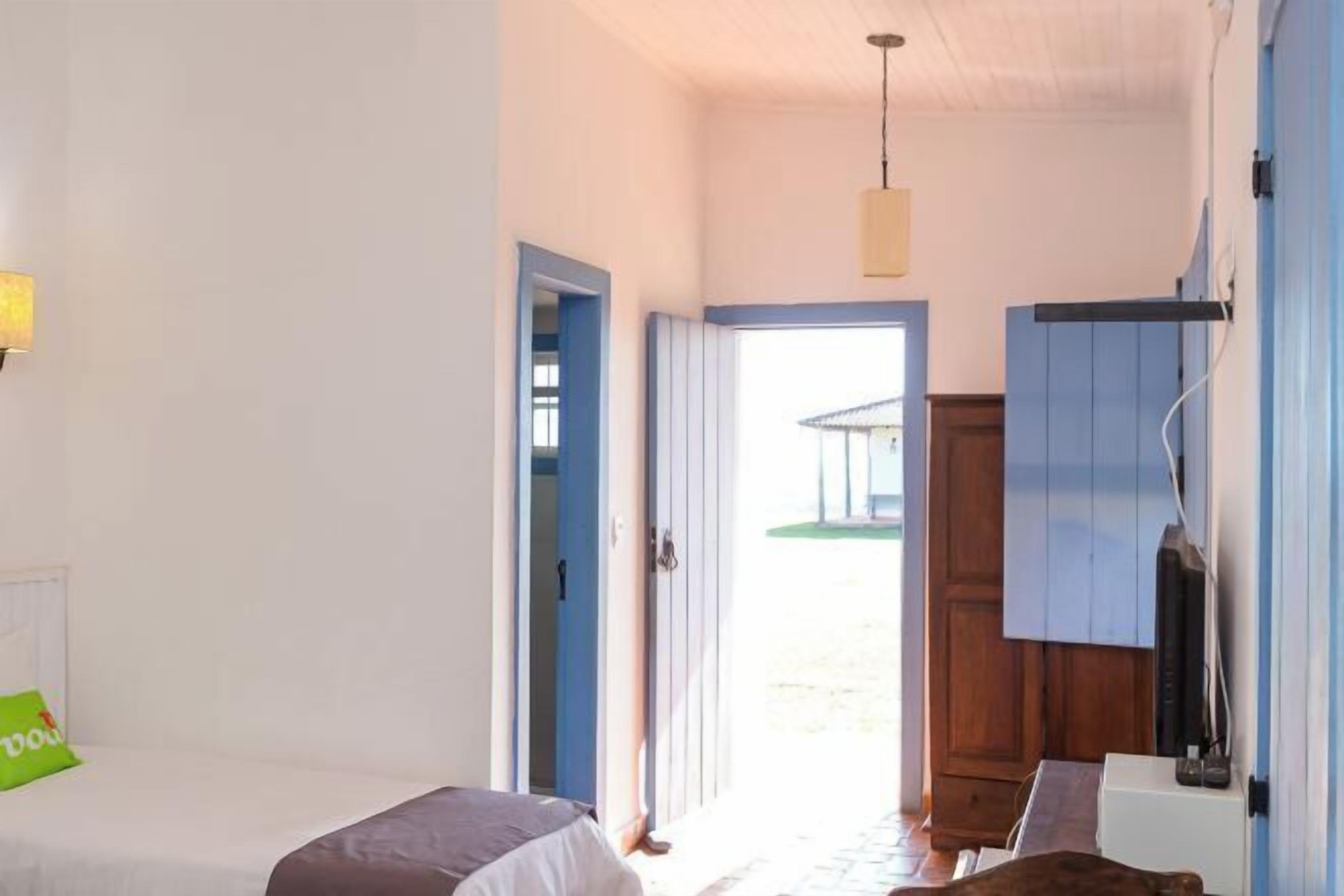 Frigobar, cofres nos quartos, escrivaninha, Wi-Fi de cortesia