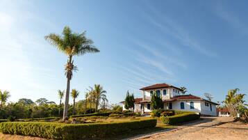 Vista frontal de la propiedad