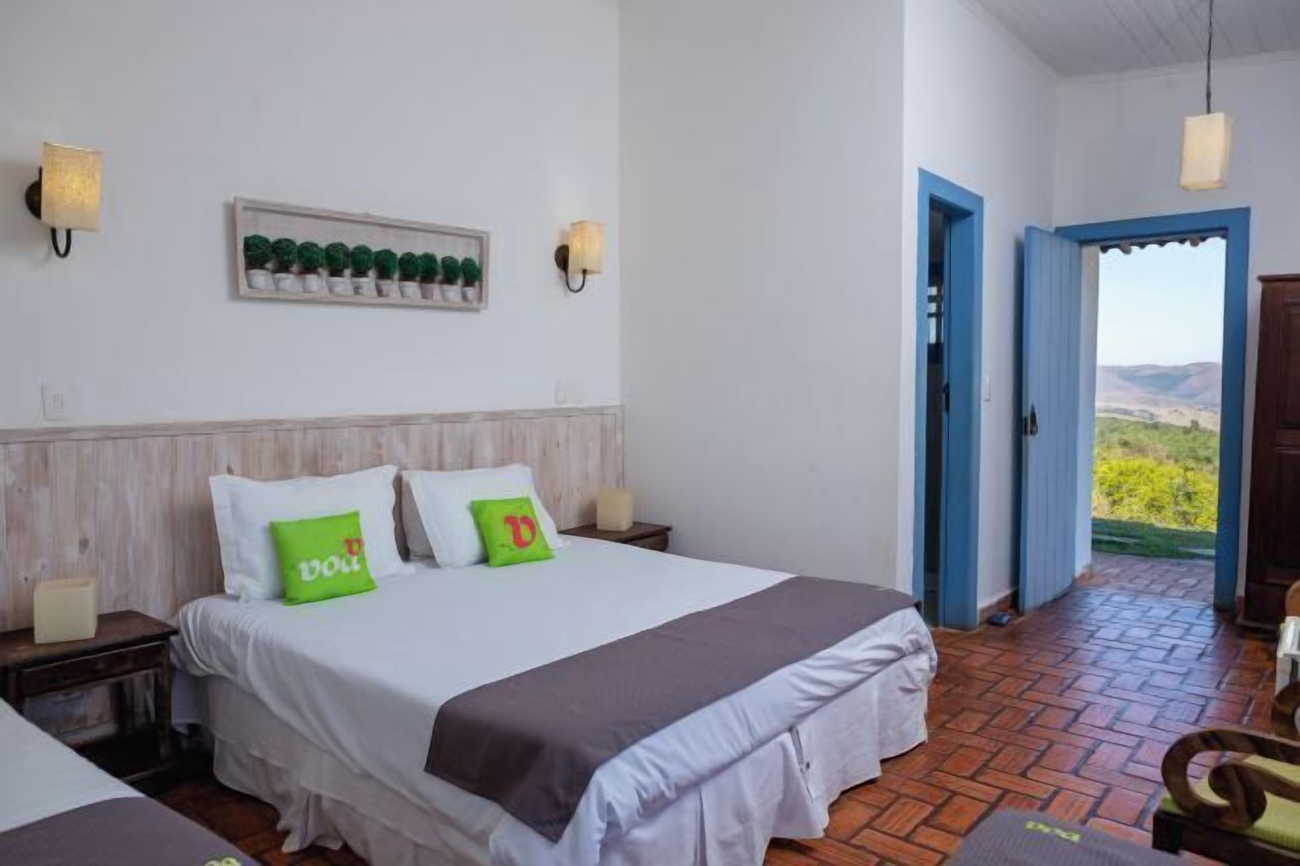 Frigobar, cofres nos quartos, escrivaninha, Wi-Fi de cortesia