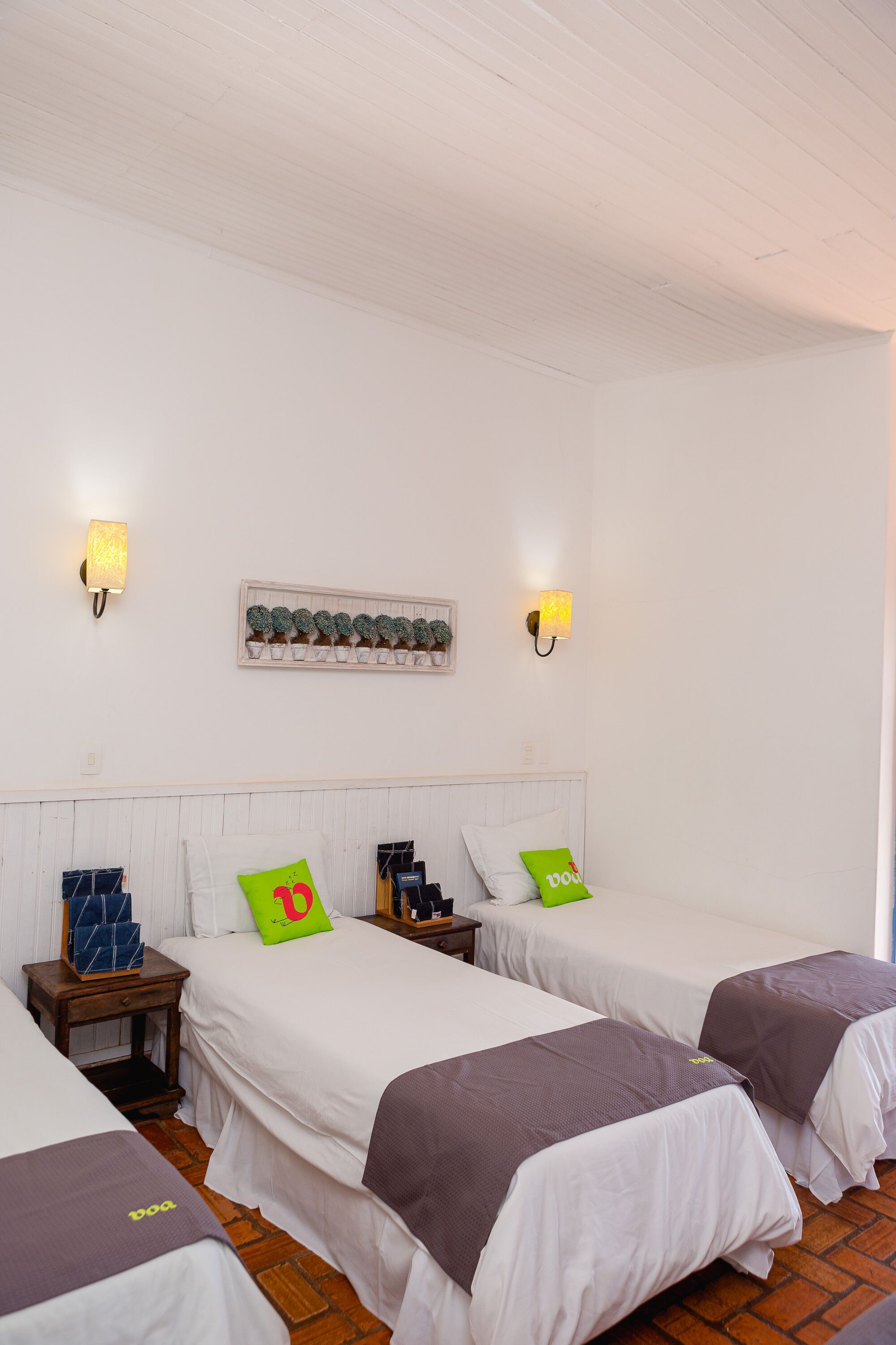 Frigobar, cofres nos quartos, escrivaninha, Wi-Fi de cortesia