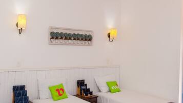 Frigobar, cofres nos quartos, escrivaninha, Wi-Fi de cortesia