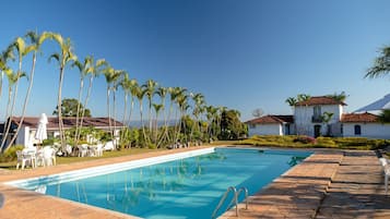 Kolam renang outdoor, dengan kursi berjemur