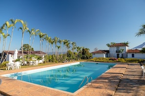 Outdoor pool, sun loungers - VOA Mirante Do Café (Ouro Preto)