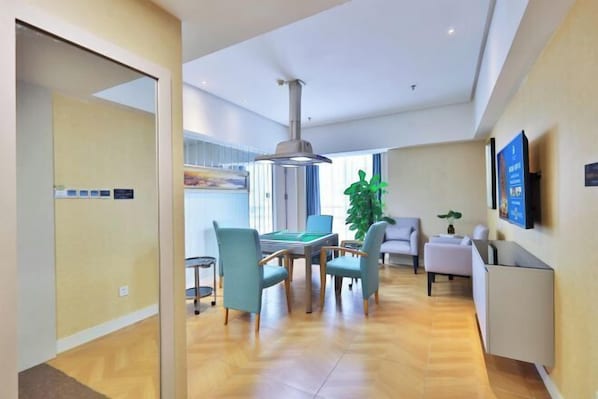 Un interior moderno con zona de comedor, mostrador de recepción y un amplio ventanal.