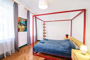 Standard-Doppelzimmer, 1 Queen-Bett, eigenes Bad, Blick auf den Innenhof | Bügeleisen/Bügelbrett, kostenloses WLAN, Bettwäsche