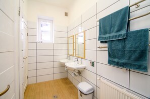 Shower, free toiletries, hair dryer, towels - Coffee Home Hostel (Lviv)