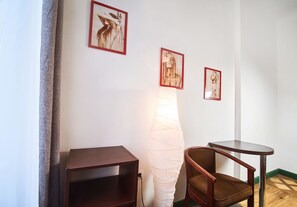 Doppel- oder Zweibettzimmer, Blick auf den Innenhof | Bügeleisen/Bügelbrett, kostenloses WLAN, Bettwäsche