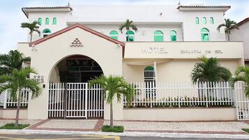 Vista frontal de la propiedad