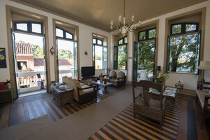 Área de estar no saguão