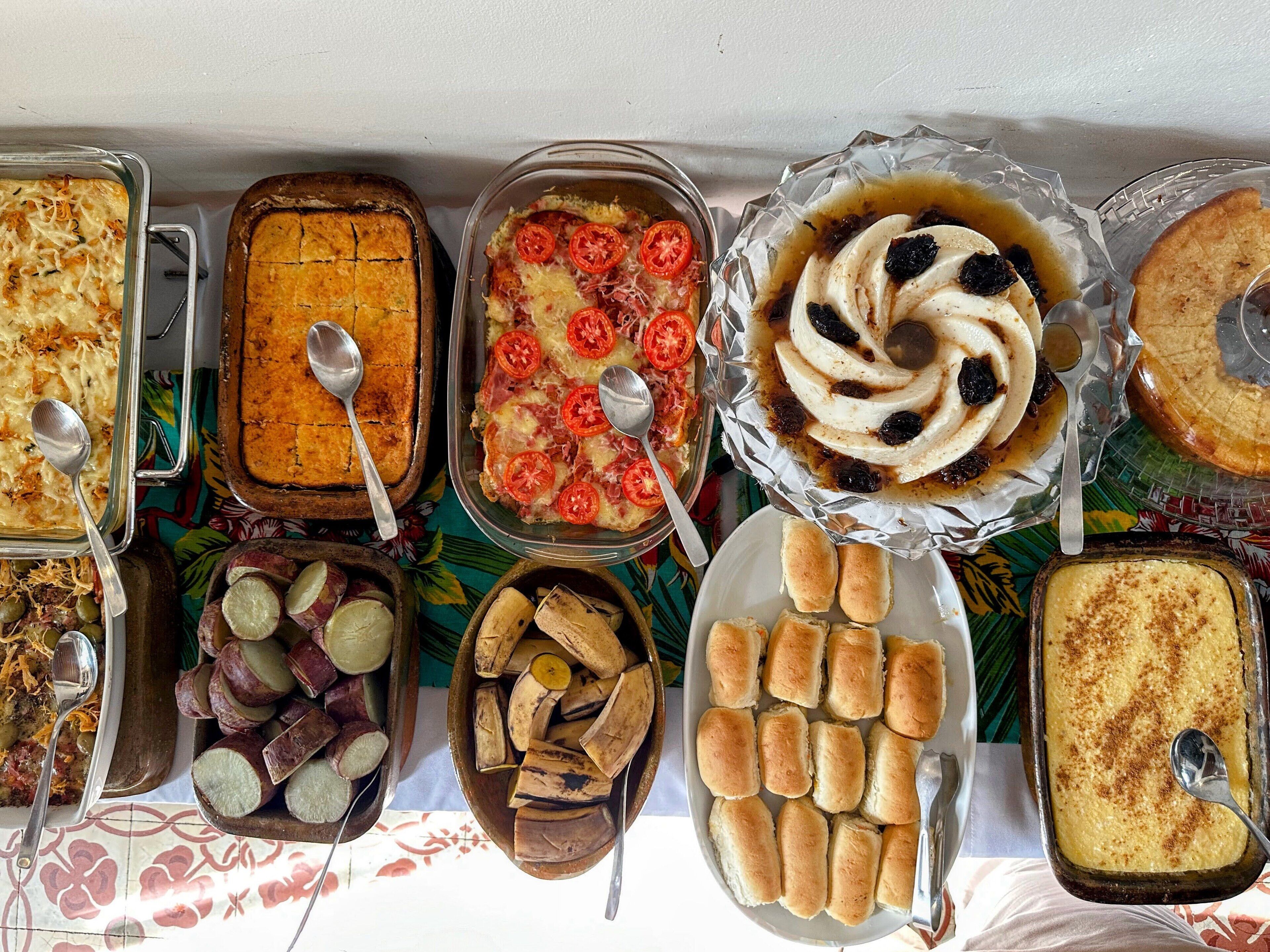 Variedad de panes y productos de repostería sobre una mesa.
