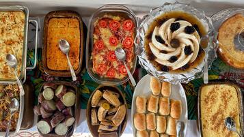 Variedad de panes y productos de repostería sobre una mesa.