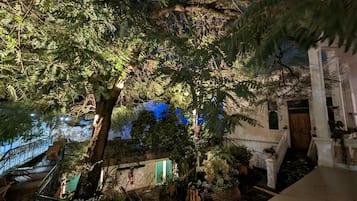 Fassade der Unterkunft – Abend/Nacht