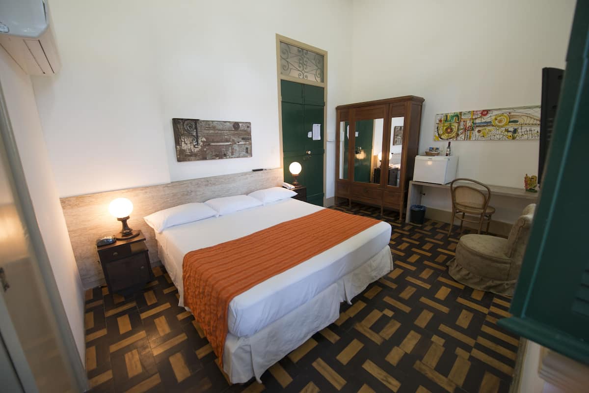 Chambre Deluxe, plusieurs lits | 1 chambre, minibar, coffres-forts dans les chambres