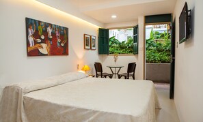 Minibar, caja de seguridad en la habitación y decoración personalizada