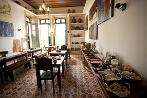 Free daily buffet breakfast  - Pousada dos Quatro Cantos (Olinda)