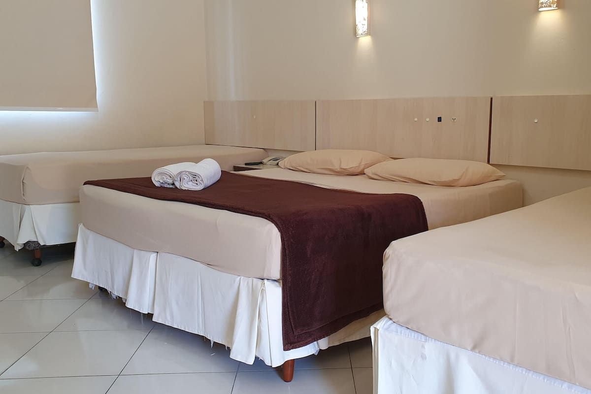 Minibar, caja de seguridad en la habitación y cortinas blackout