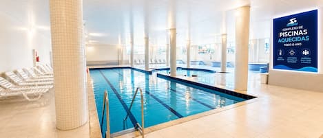 Una piscina techada, 2 piscinas al aire libre