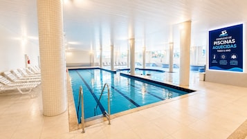 Piscina interna, 2 piscinas externas, espreguiçadeiras