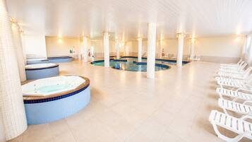 Indoor spa tub