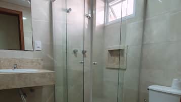 Standard Quadruple Room | Bathroom | Shower, free toiletries, towels