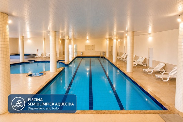 Piscina interna, 2 piscinas externas, espreguiçadeiras