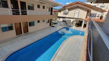 Innendørsbasseng, 2 utendørsbassenger og solsenger