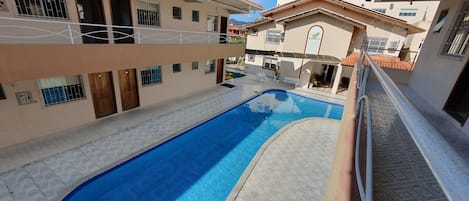 Piscina interna, 2 piscinas externas, espreguiçadeiras