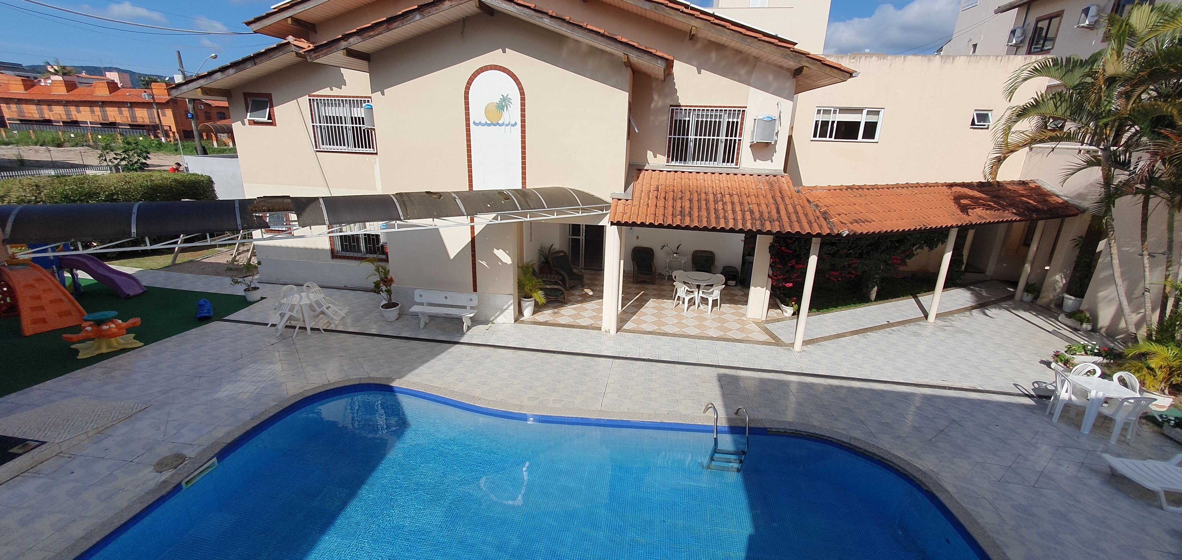 Una piscina techada, 2 piscinas al aire libre