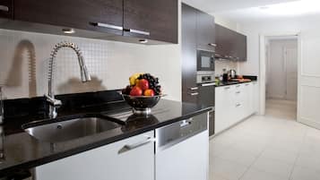 Apartment, 2 Bedrooms, Garden View | Private kitchen | Full-size fridge, microwave, oven, stovetop