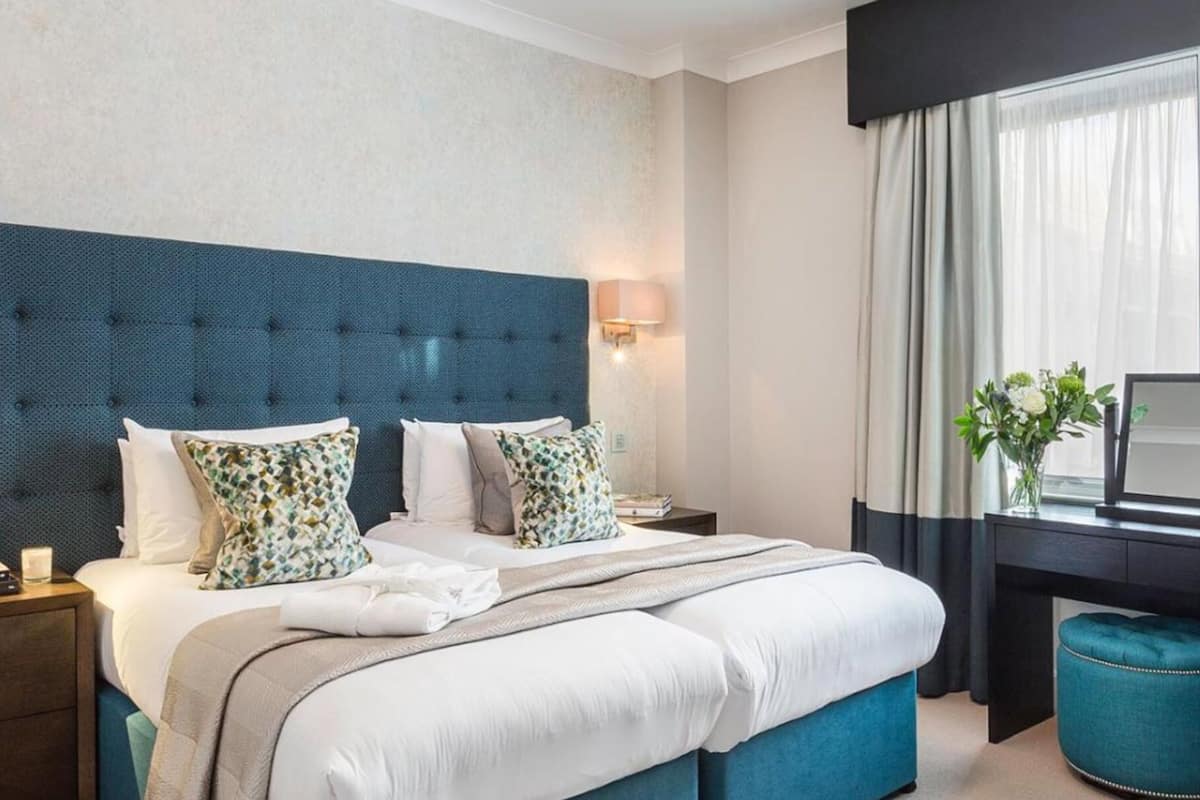 Executive Apartment, 1 Bedroom (with Street View) | In-room safe, desk, iron/ironing board, free cots/infant beds