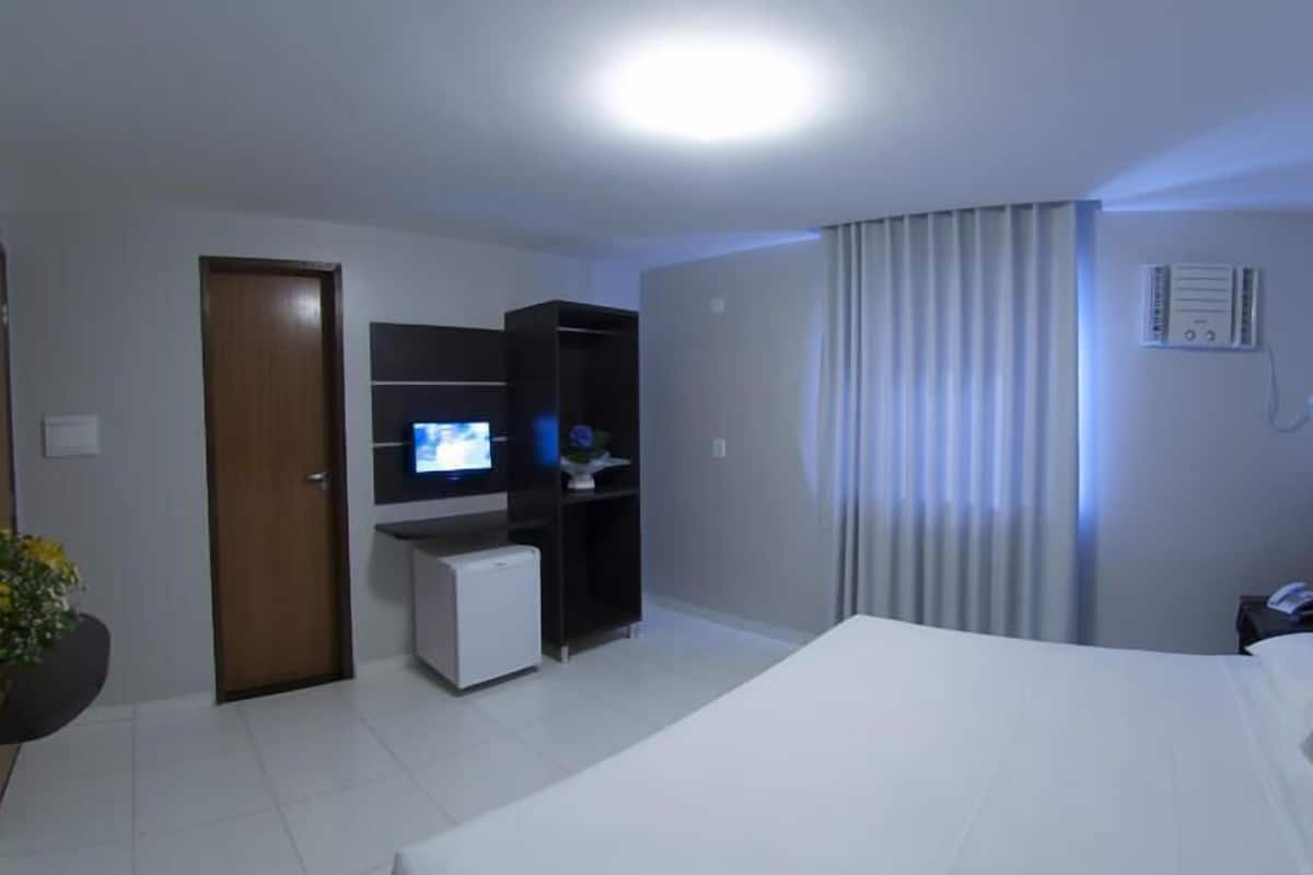 Minibar, WiFi (free)
