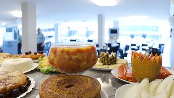 Free daily buffet breakfast