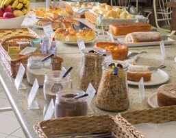 Café da manhã com buffet grátis todos os dias