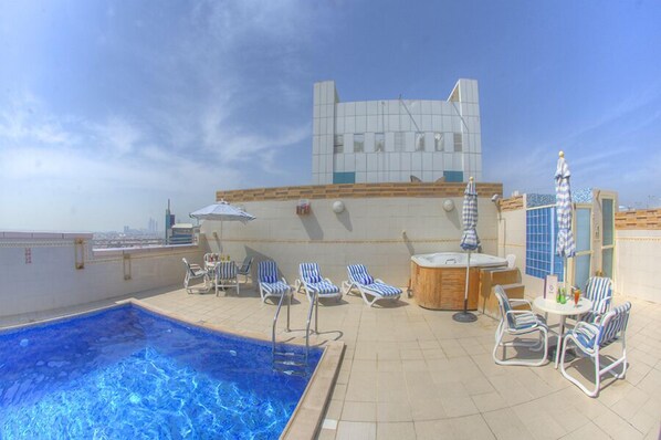 Outdoor spa tub - Murjan Asfar Hotel Apartments (Abu Dhabi)