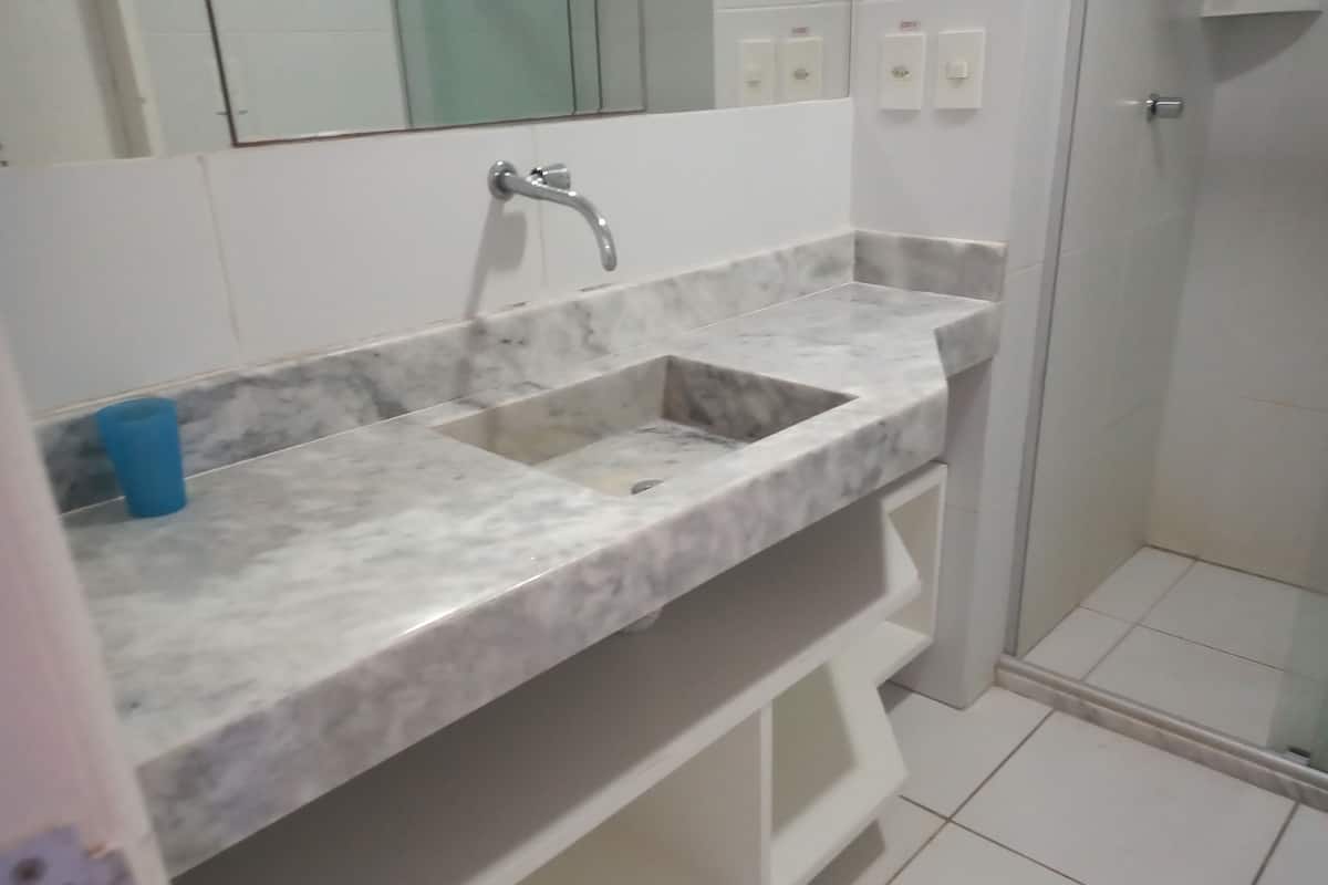 Shower, free toiletries, towels