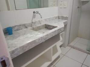 Dusche, kostenlose Toilettenartikel, Handtücher
