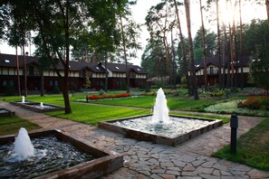 Minibar, caja de seguridad en la habitación y muebles diferentes