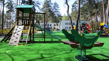 Área de juegos infantiles al aire libre