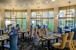 Se sirven desayunos, comidas, cenas y cocina internacional