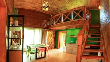 Cottage | Private kitchenette | Electric kettle