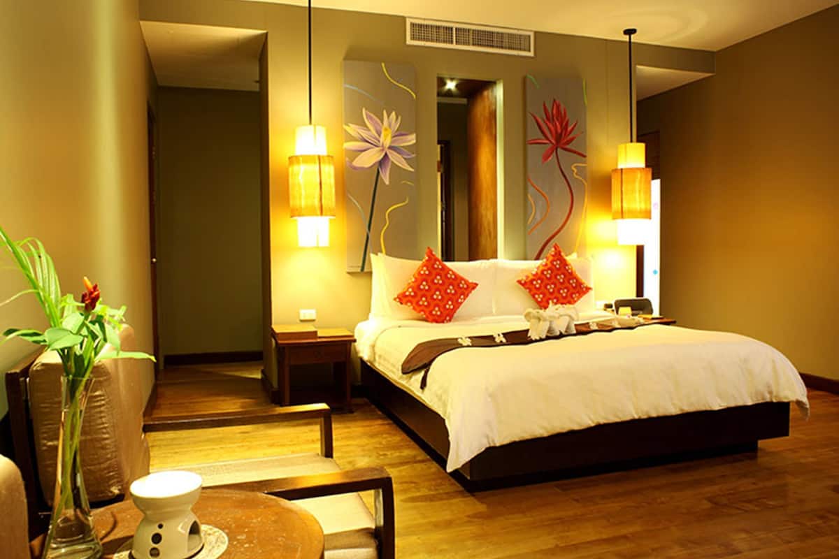 Minibaari, tallelokero huoneessa, silitysrauta/-lauta